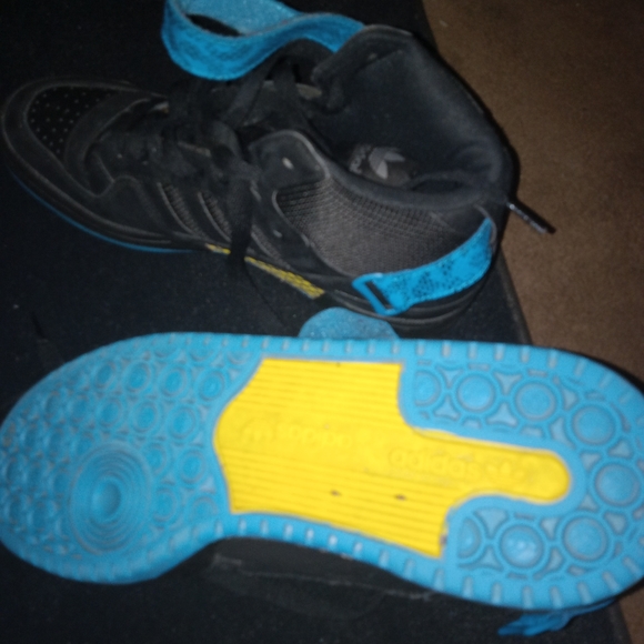 Adidas forums w/snakeskin trim/matching hat - Picture 2 of 3